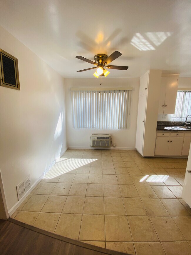 UNIDAD #4 COCINA COMEDOR - 10851 Moorpark St