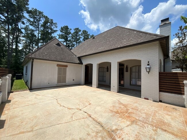 Building Photo - Live in Greystone Golf & Country Club!