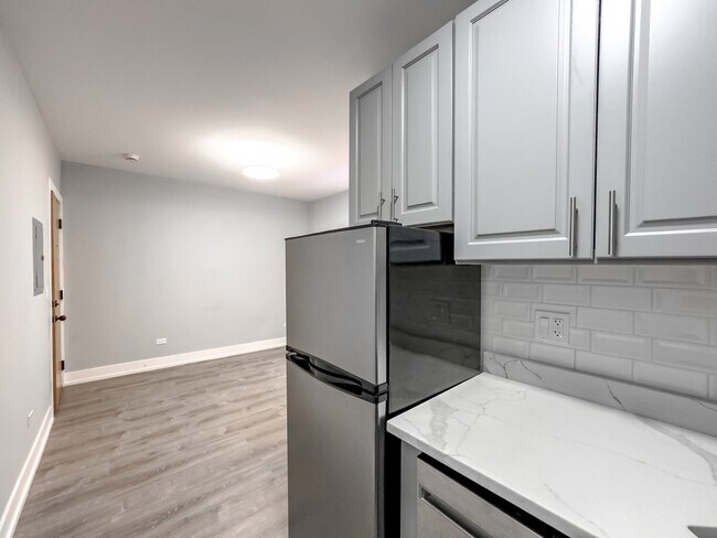Building Photo - 545 W Belmont Ave