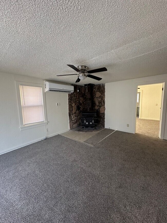 Building Photo - Newly Remolded Spacious 4 Bedroom!