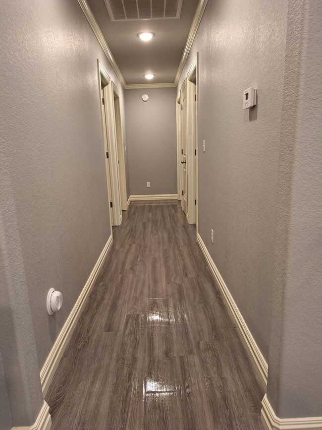 Building Photo - 3 bedroom Duplex