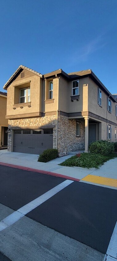 Foto principal - Great 3 bedroom 2.5 Bath Home with Loft