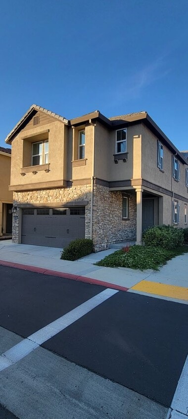 Primary Photo - Great 3 bedroom 2.5 Bath Home with Loft