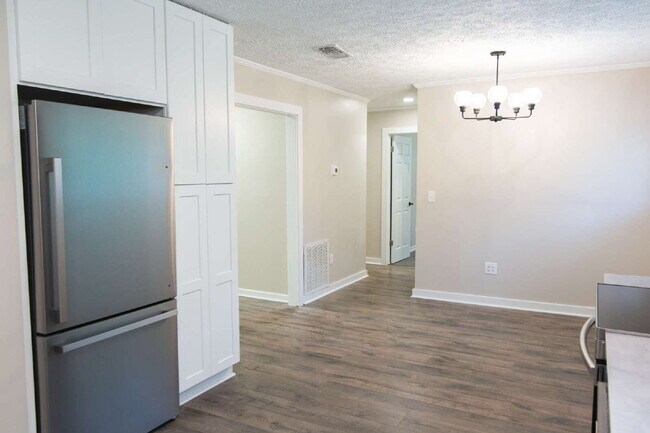 Foto del edificio - Charming Remodeled 3-Bed/1-Bath Home on 1 Acre — Ideal for Grad Students, Pros, or Game-Day Retre...