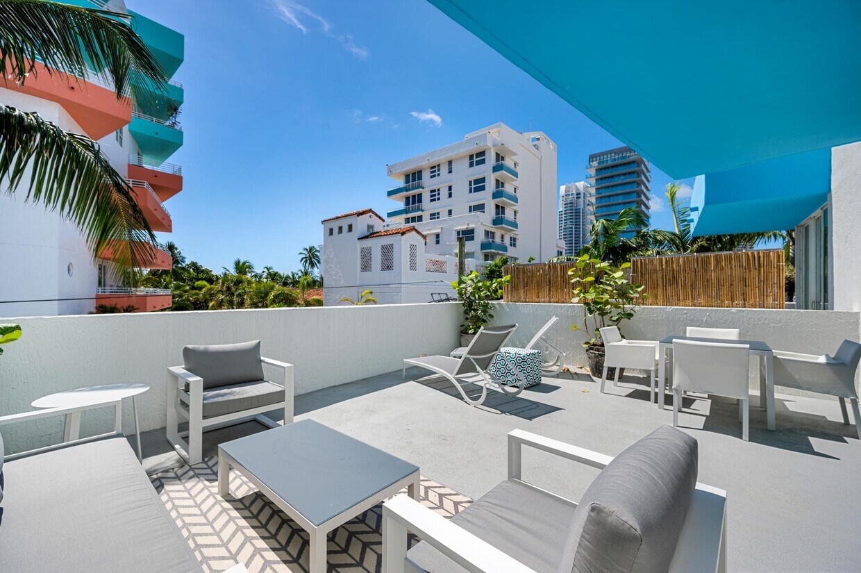 Primary Photo - 225 Collins Ave