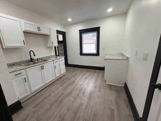 Foto del edificio - 10410-10412 Adams Ave Cleveland Oh 44108  .SSC