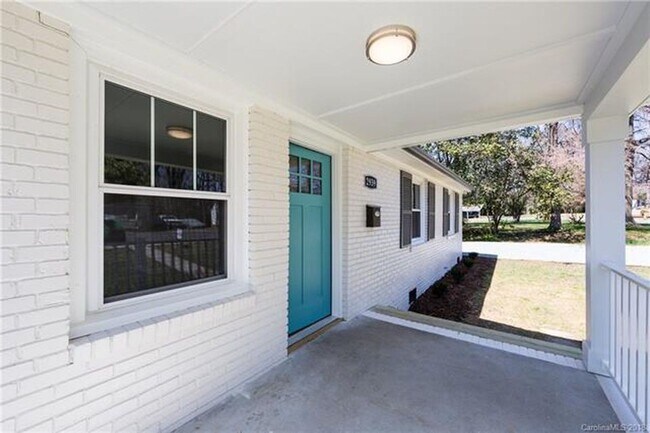 Foto del edificio - Must view this exquisite 3 bedroom 1 bath brick home. Within 2 miles from Uptown.