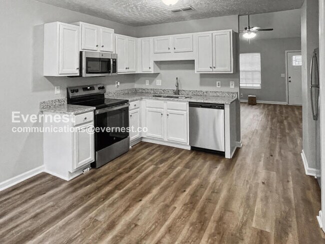 Foto del edificio - Limited Time Special Offer! / 3 Bed, 2 Bath Home with Garage / Pet-Friendly / Available Now!