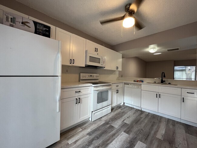 Building Photo - 843 Crystal Lake Dr