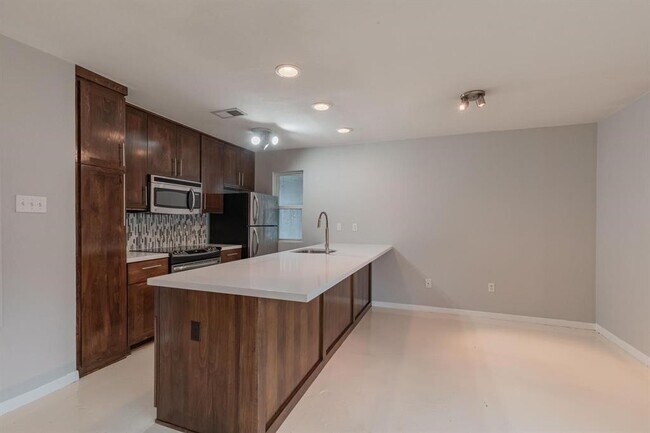 Building Photo - 2450 Ashdale Dr