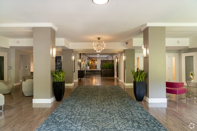 Lobby - Sterling Glenwood Apartments