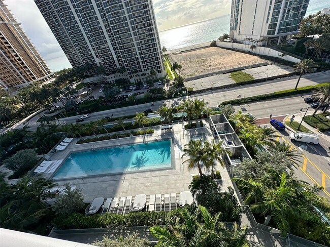 Foto del edificio - 17550 Collins Ave
