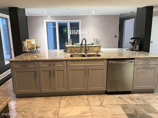 Foto del edificio - 5 br, 4.5 bath Apartment - 3647 Westover Road