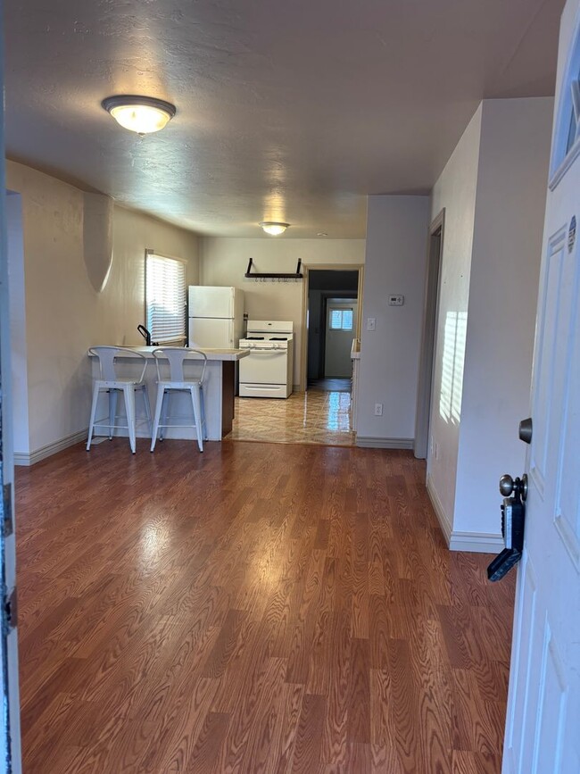 Building Photo - Salt Lake Cottage home 3 bed, 2 baths