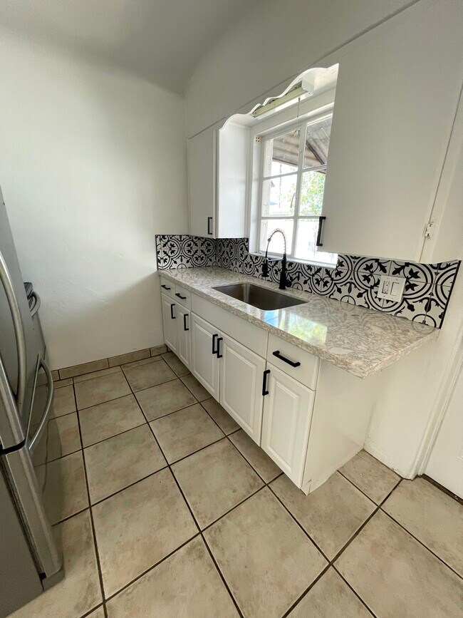Kitchen Tile - 1401 W Clarendon Ave