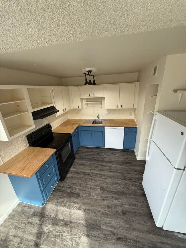 Foto del edificio - Spacious 3 Bedroom 2 Bathroom Condo in East Denver!