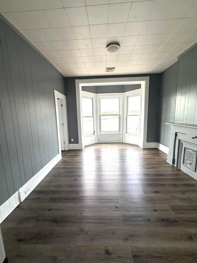 Building Photo - 204 1st St