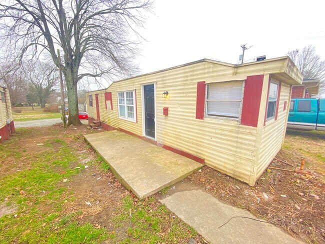 Building Photo - 2bed/1bath trailer in downtown Landis all ...