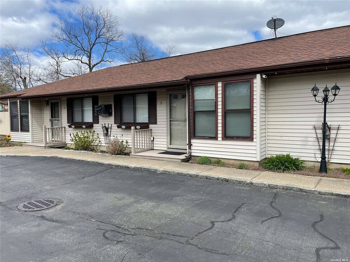 32 Park Ave Unit 5, Amityville, NY 11701 Room for Rent in Amityville