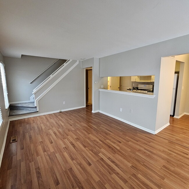 Foto del edificio - 2 Bedroom, 1.5 Bath Townhouse with Galley Kitchen & All Appliances, Open Living Area, Finished Ba...