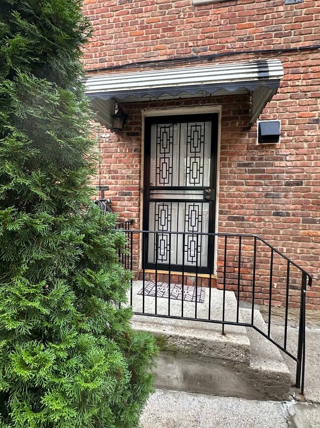 Private Entrance - 1843 Clintonville St