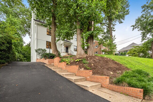 Foto del edificio - "Luxurious 6-Bed, 6-Bath Arlington Retreat...