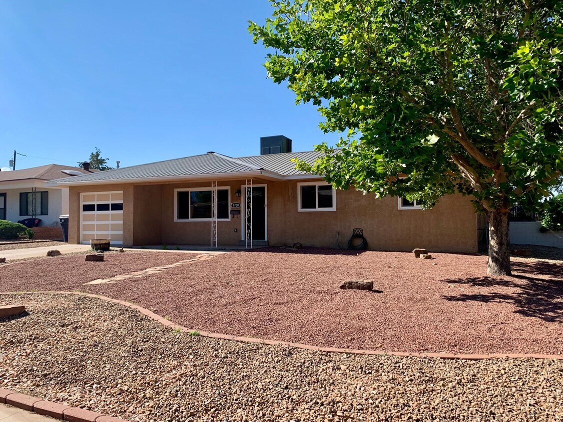 Foto principal - Amazing 3 Bedroom, 3 Bath in The NE!
