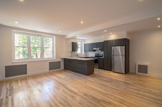 Building Photo - 2105 Rue Chomedey