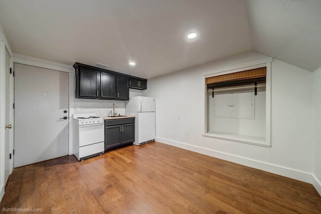 Building Photo - 424 4th St