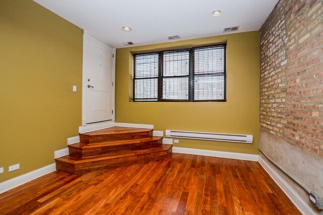 Building Photo - 2046 W Hood Ave
