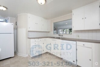 Building Photo - 10823 SE Schiller St