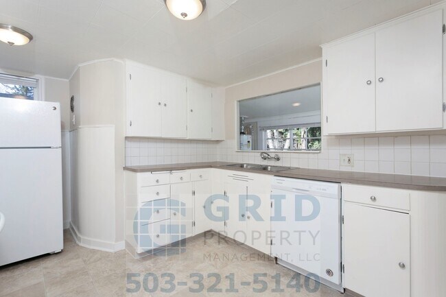 Building Photo - Two Bedroom Craftsman Home Available in th...