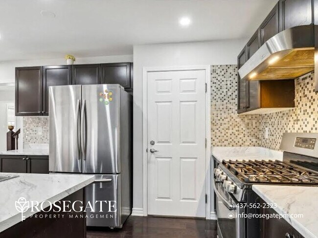 Photo du bâtiment - Spacious 4-Bedroom Detached Corner Home with Garage & Backyard in Brampton