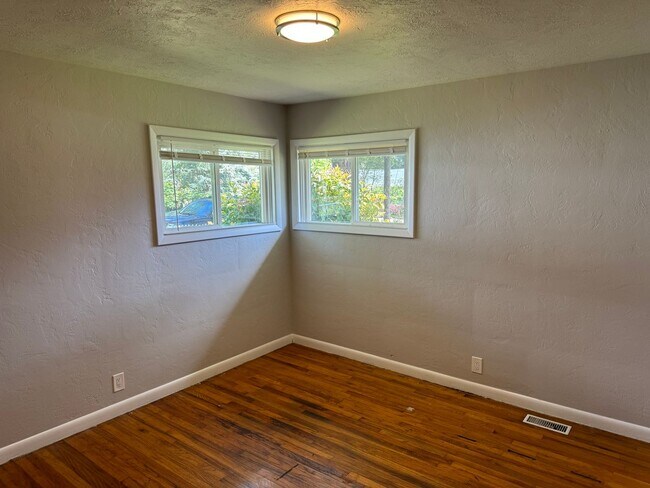 Foto del edificio - Charming 3 Bedroom / 2 Bathroom Home Locat...