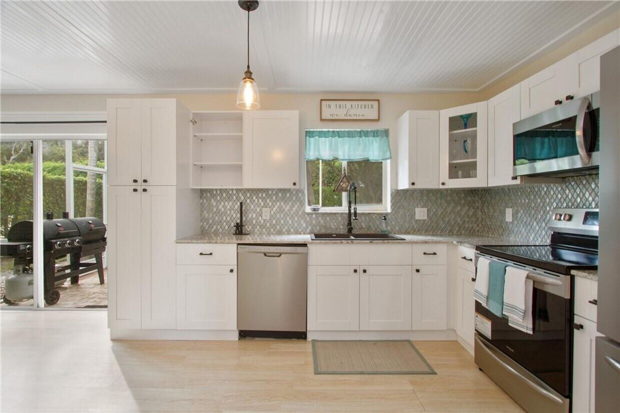 Foto principal - 6885 Barnwell Dr