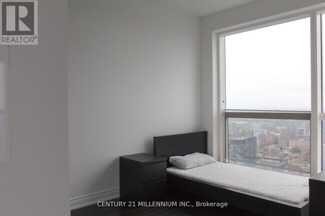 Building Photo - 388 Yonge St