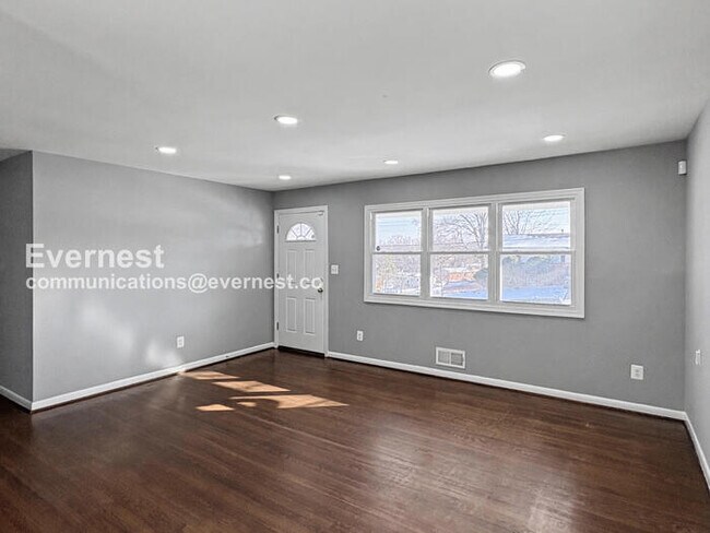 Foto del edificio - 8010 Carmel Dr