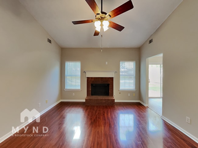 Foto del edificio - 301 Lacebark Ln
