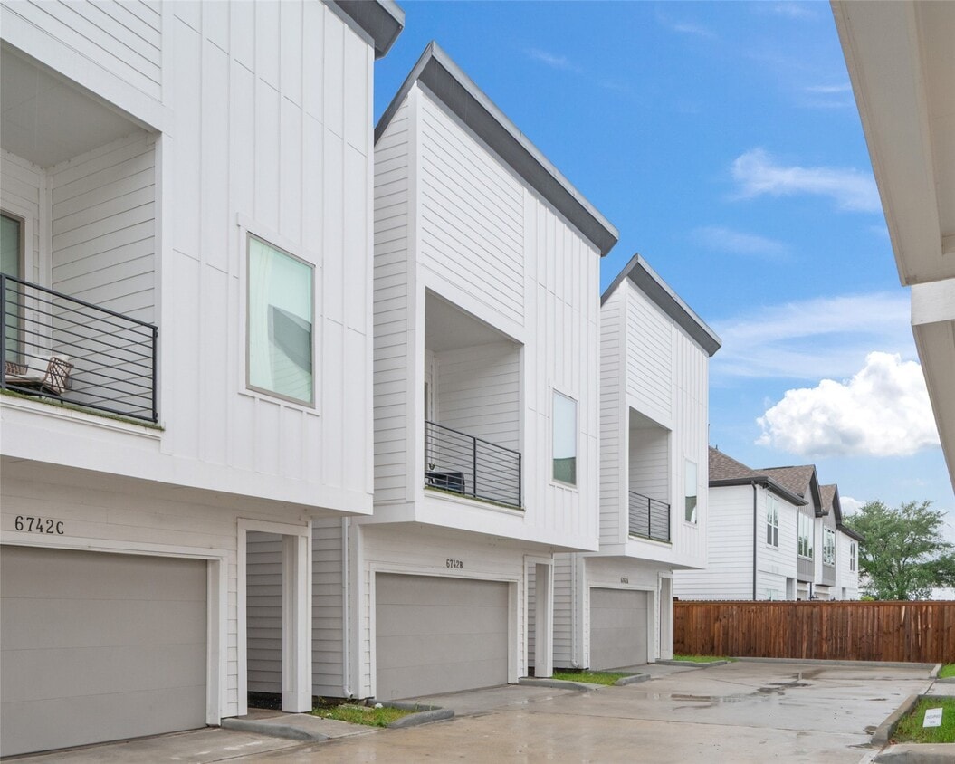 Foto principal - 6742 Peerless St