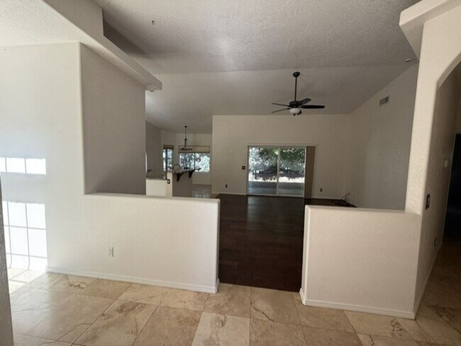 Foto del edificio - 3 Bedroom 2 Bath Home - Contact Property Pros Property Management