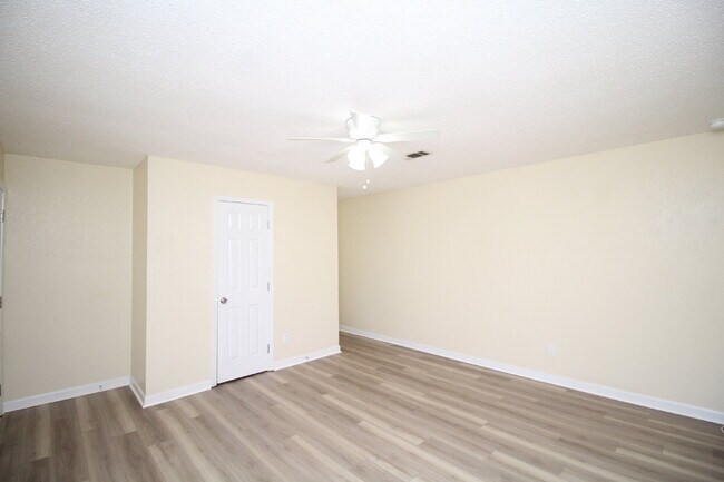 Foto del edificio - 4-Bedroom, 2-Bath Home with Large Fenced Yard