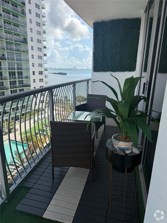 Building Photo - 1750 N Bayshore Dr