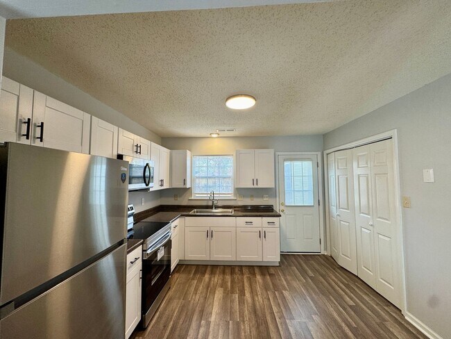 Foto del edificio - Gorgeous Duplex! Completely Remodeled!