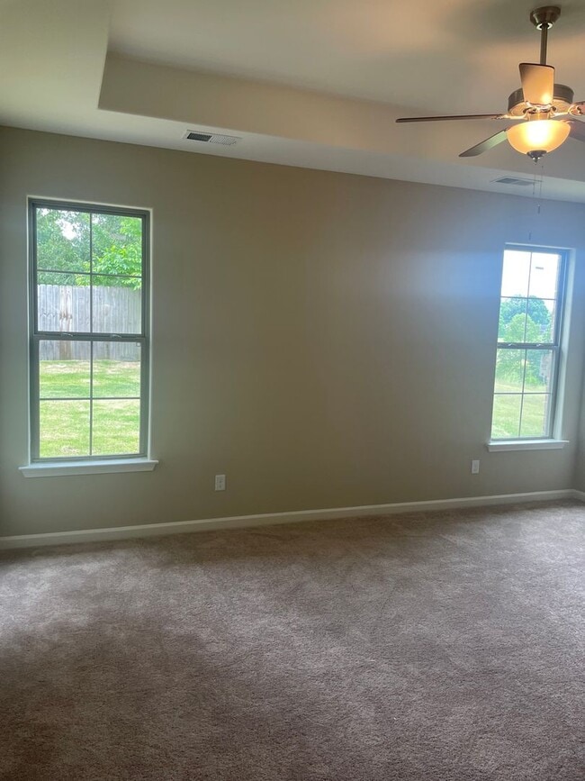 Building Photo - 4 BR/3 BA in Central Park area of Southave...