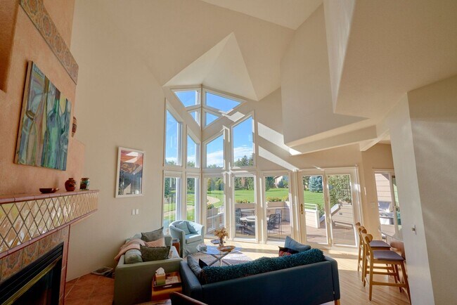 Foto del edificio - Spacious, sunny, furnished home in East Bo...