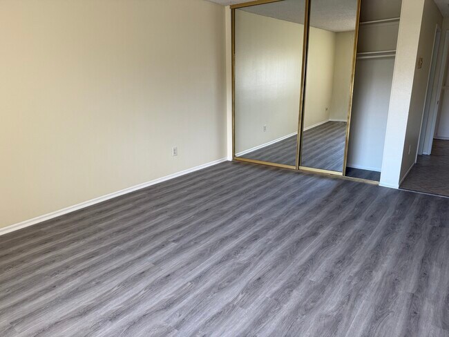 Foto del edificio - 956 W 13th St