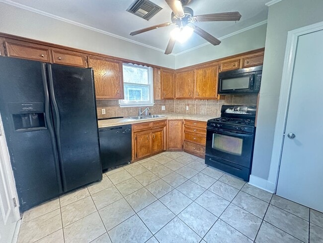 Building Photo - Super cute and close to Querbes Park....