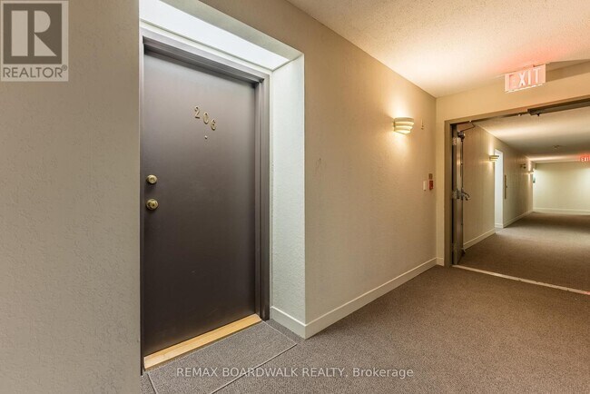 Photo du bâtiment - 318 Lorry Greenberg Dr