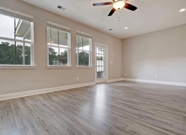 Foto del edificio - 7822 Montview Rd