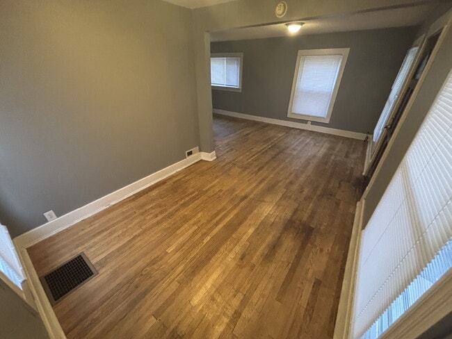 Foto del edificio - "Charming 2-Bed Duplex Gem in Grand Rapids...